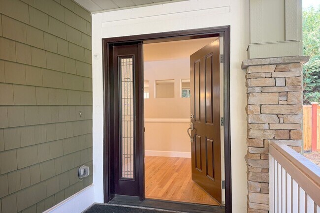 Building Photo - 5Bd/2.75Ba Sammamish Home