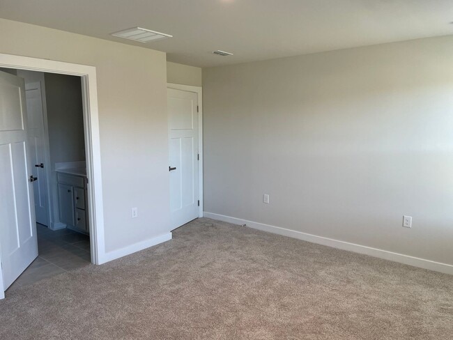 Building Photo - 3 Bedroom 2 Bath Home in Middle Creek Vill...