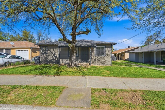 Building Photo - Large Brand New Remodeled 1 Bedroom unit with Washer Dryer Hookups - MUST SEE!!!