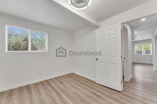 Building Photo - 551 Hichborn St