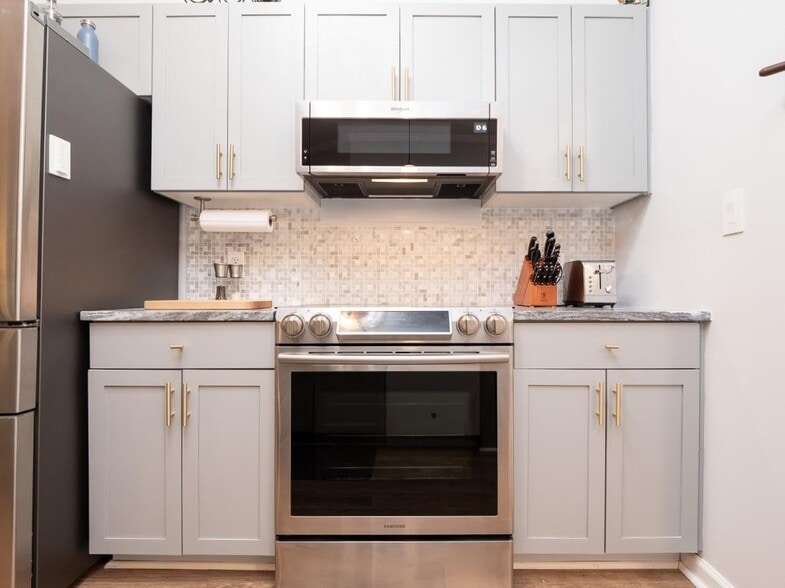 kitchen stove area - 500 Bucksley Ln