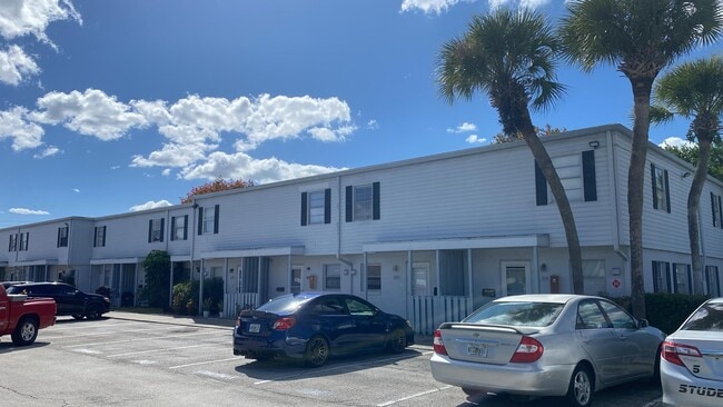 Primary Photo - 1820 Amberly Ave