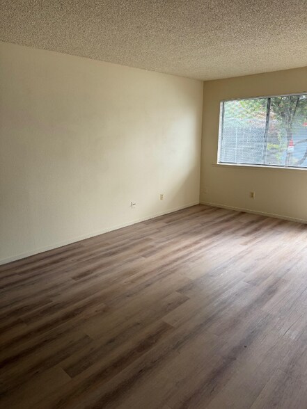 Building Photo - 310 Center St