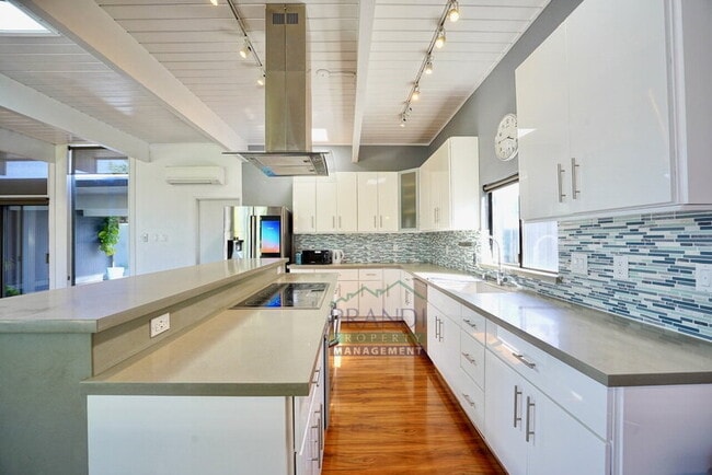 Building Photo - 955 Las Ovejas Ave