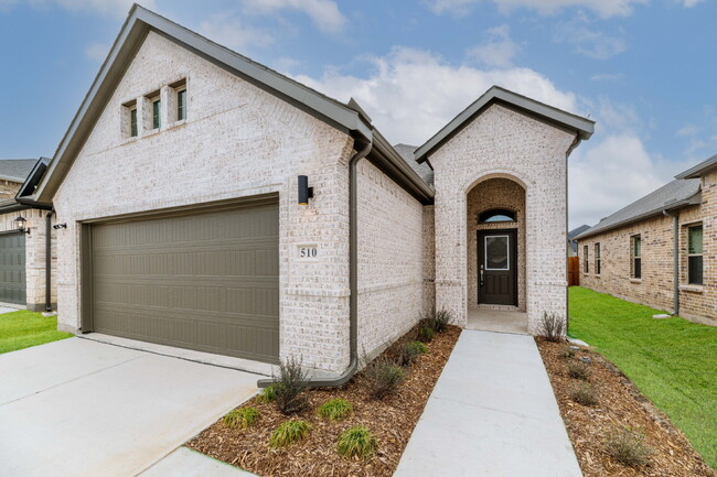 Building Photo - Spacious One-story floor plan