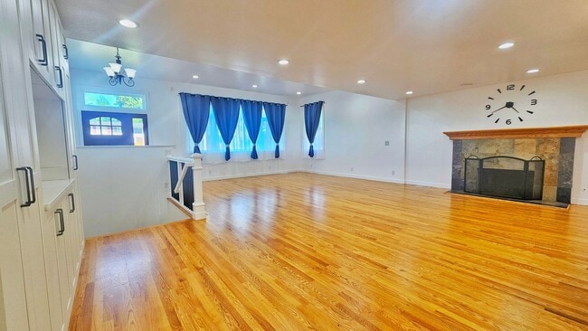 Building Photo - Spacious 4 Bed 3 Bath Home in Sought After...