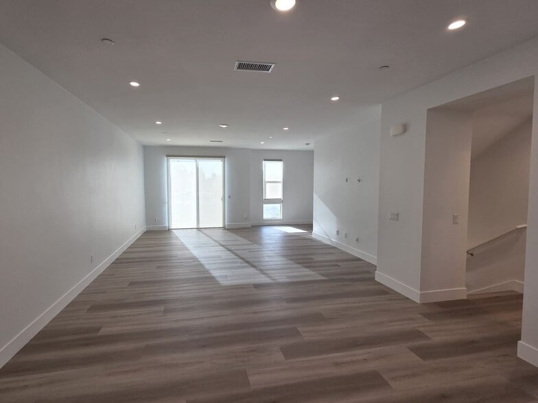 Building Photo - 121 Placemark