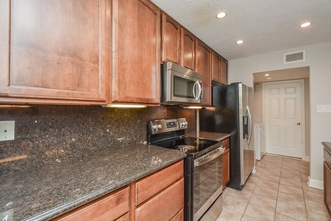 Building Photo - 13859 Hollowgreen Dr