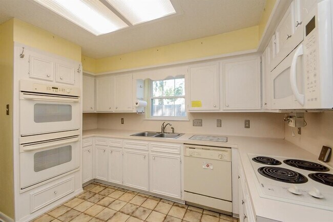 Building Photo - 5731 Old Lodge Dr