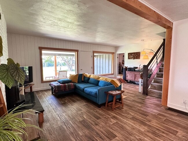 Building Photo - Charming 3 Bedroom 2 Bath home in White Sa...