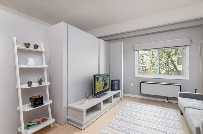 Building Photo - 476 Monmouth St