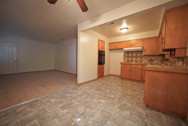 Building Photo - Charming 2-bedroom 1-bathroom in Carmichael!