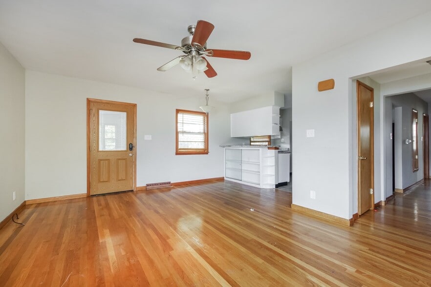 Building Photo - 4728 Roosevelt Ave