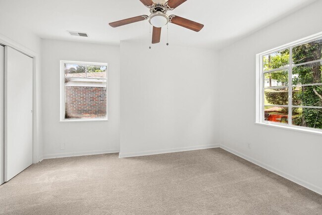 Building Photo - Charming 4 Bedroom, 2 Bathroom house