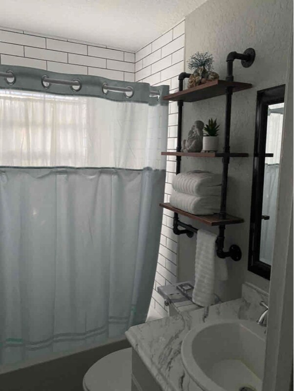 Building Photo - 610 1st Ave NE