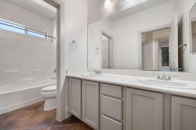 Building Photo - Beautifully Updated 4-Bedroom Home with 3-...