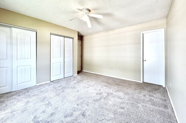 Building Photo - 2 Bedroom Upstairs Condo Located off Perki...