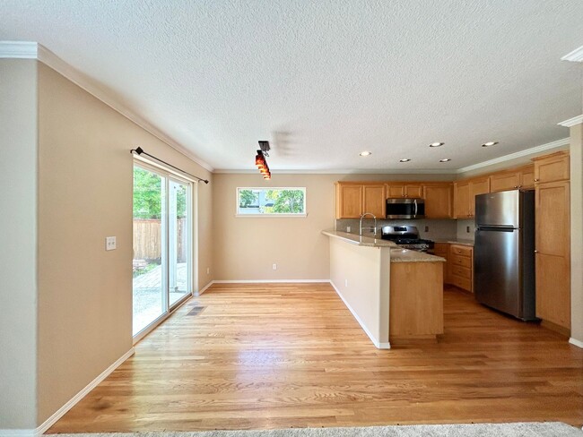 Building Photo - Cozy 4 Bed, 2.5 Bath House!