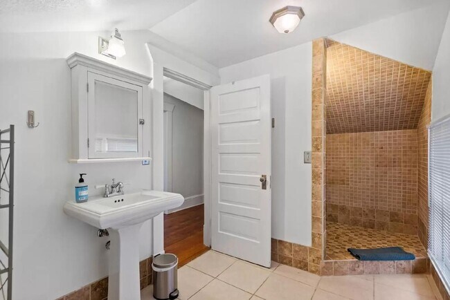 Building Photo - Welcome to this charming craftsman home ne...
