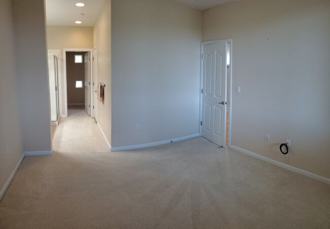 Building Photo - Wonderful 5bd / 3.5ba with 2 master suites