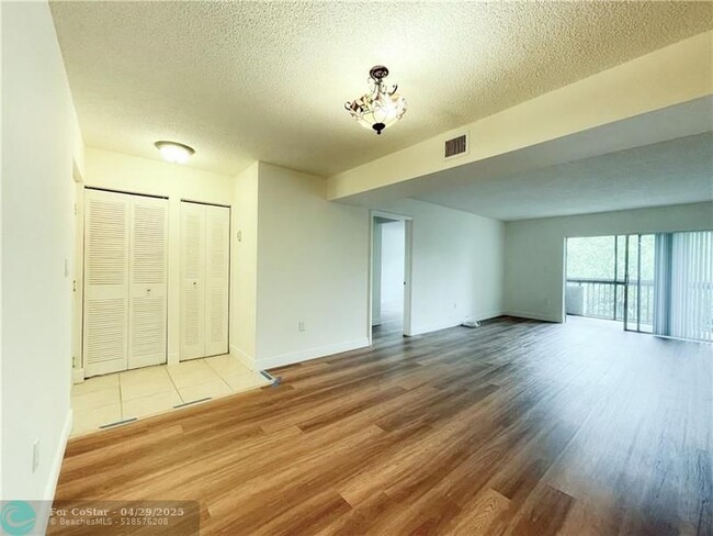 Building Photo - 711 N Pine Island Rd