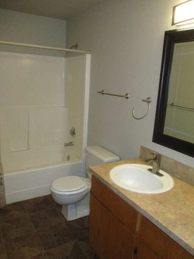 Building Photo - 2 bedroom 2 bath single story Duplex