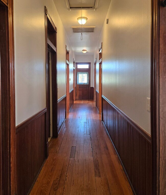 Building Photo - Large one story 3 bedroom Victorian cottage