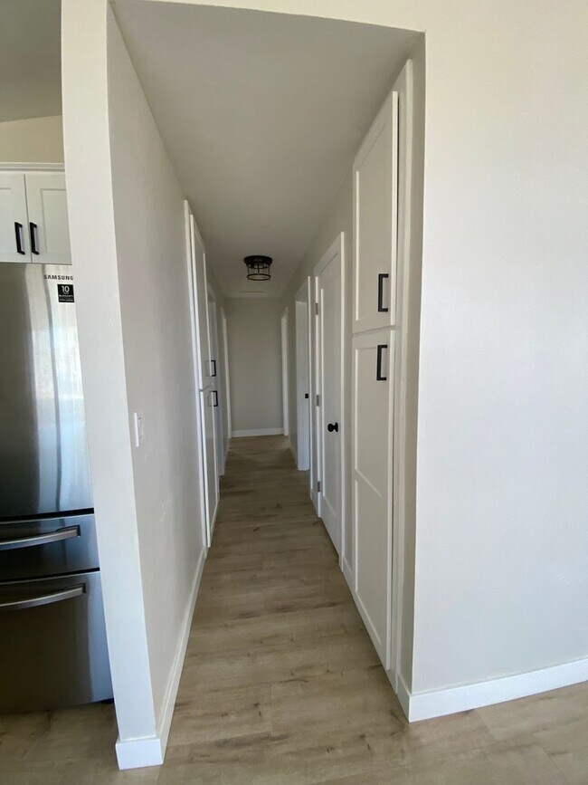 Building Photo - Renovated Beach house just a few blocks fr...