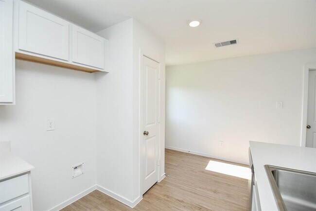 Building Photo - 1542 San Sebastien Dr
