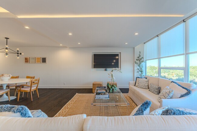 Building Photo - 2701 Westheimer Rd