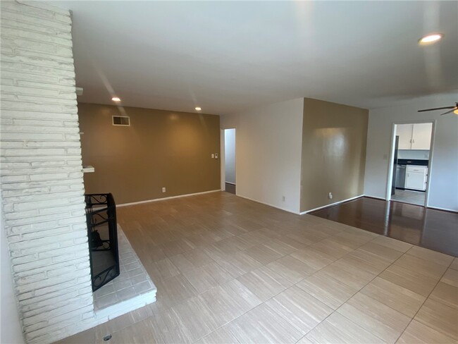 Building Photo - 4968 W 59th St