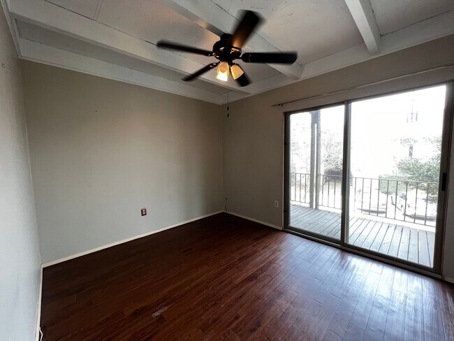 Building Photo - 1008 S College Rd