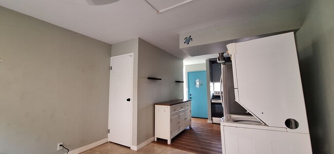 Building Photo - 2br - 2bd/1bth Two Stories | West Maui Tra...