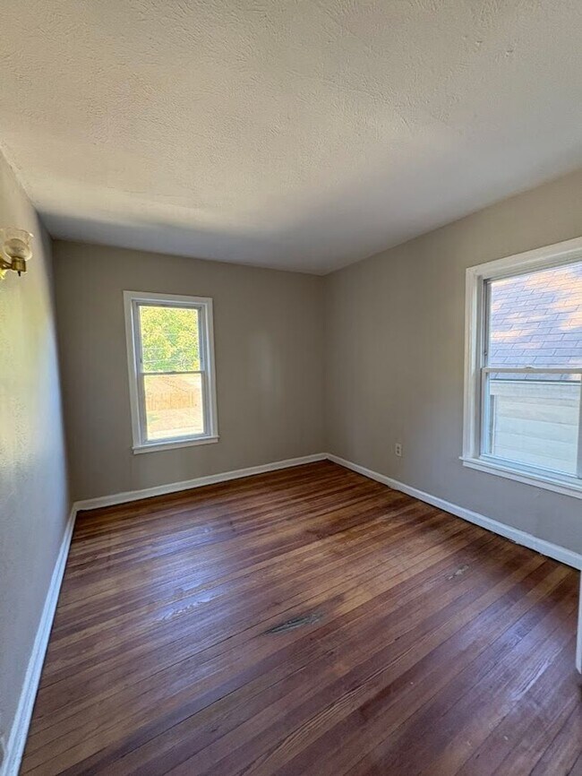 Building Photo - Four bedroom one bathroom home for rent
