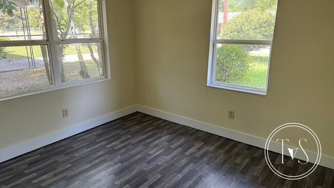 Building Photo - Move-in ready NOW!