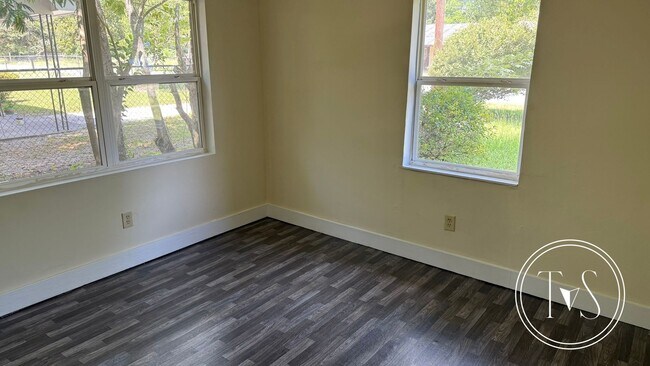 Building Photo - RATE DROP ALERT! (was $1500/month)