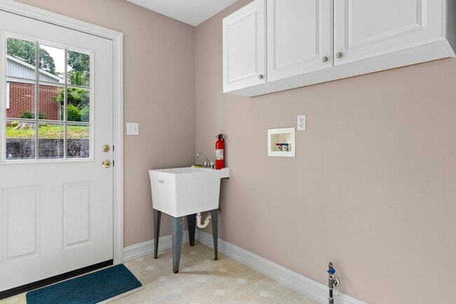 Building Photo - Haw Creek Gem
