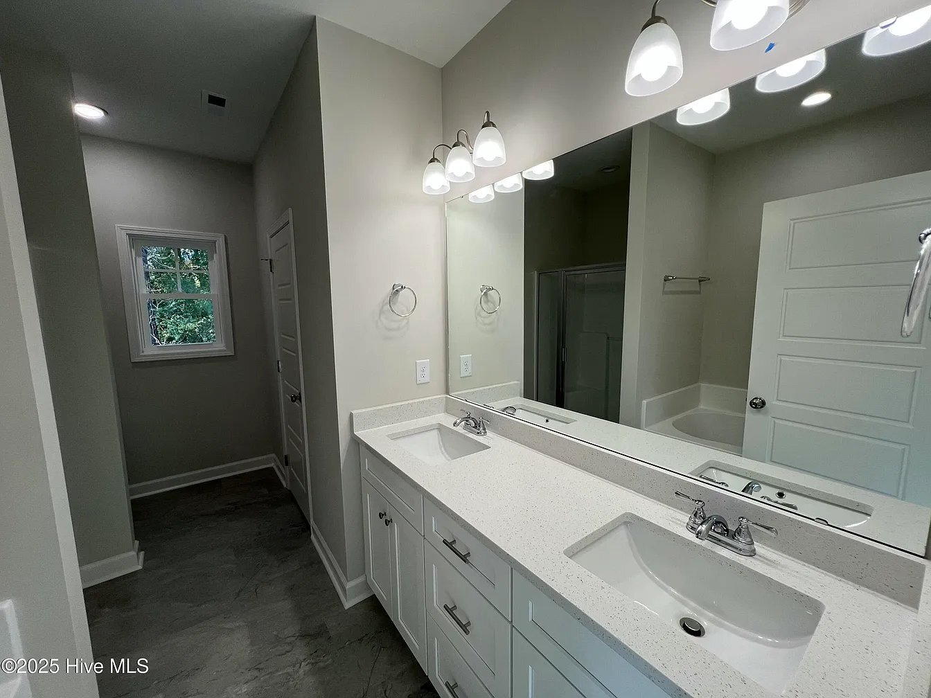 Building Photo - 403 Creeks Edge Dr
