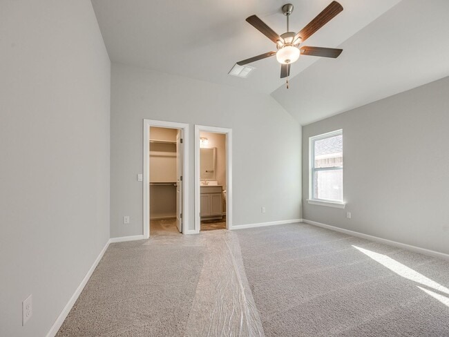 Building Photo - Must See!!