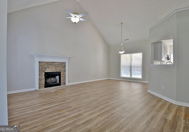 Building Photo - 77 Pine Crescent