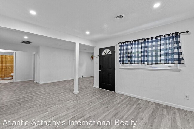 Building Photo - 4 br, 3 bath House - 4625 Larkin Street