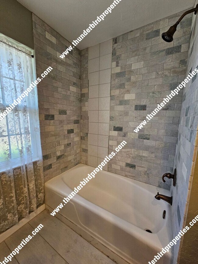 Building Photo - Lovely 3 bedroom, 2 baths in NE Heights!