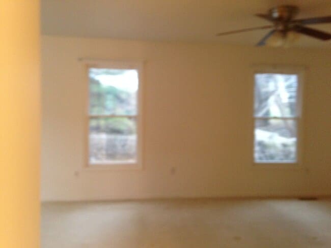 Building Photo - NICE SINGLE FAMILY HOME WITH 1 CAR GARAGE