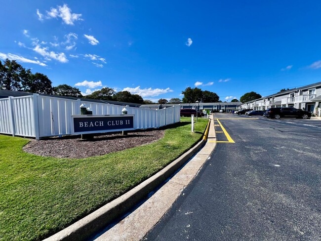 Building Photo - AMAZING 2 BED / 2 BATH CONDO – ONLY 8 BLOCKS FROM THE BEACH!