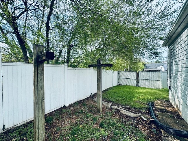 Building Photo - Adorable Cottage