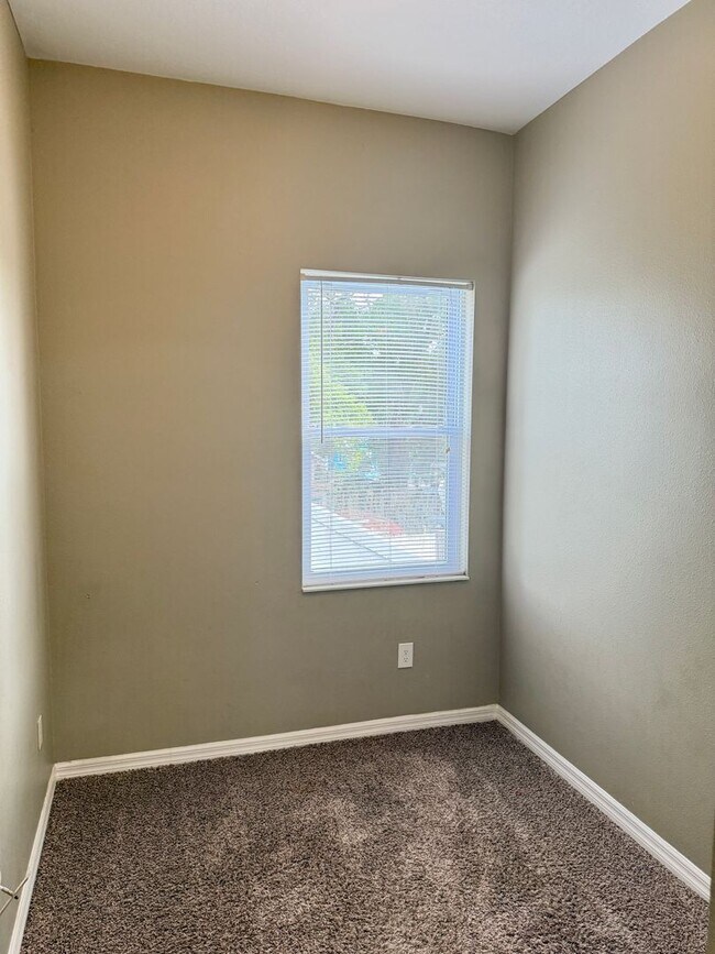 Building Photo - 1808 E Columbus Dr