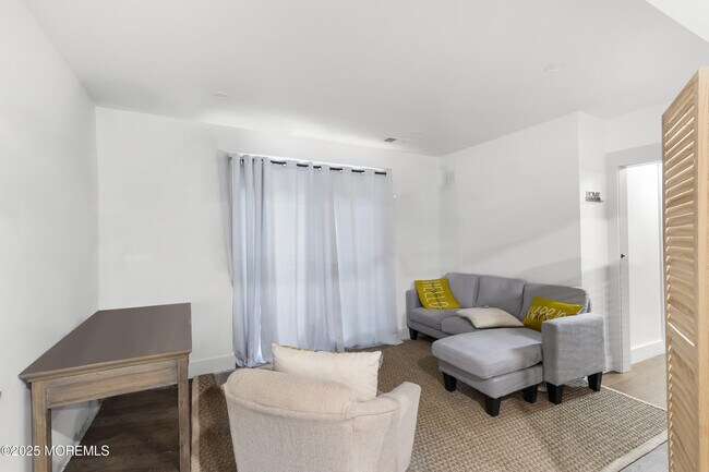 Building Photo - 741 Lakehurst Ave