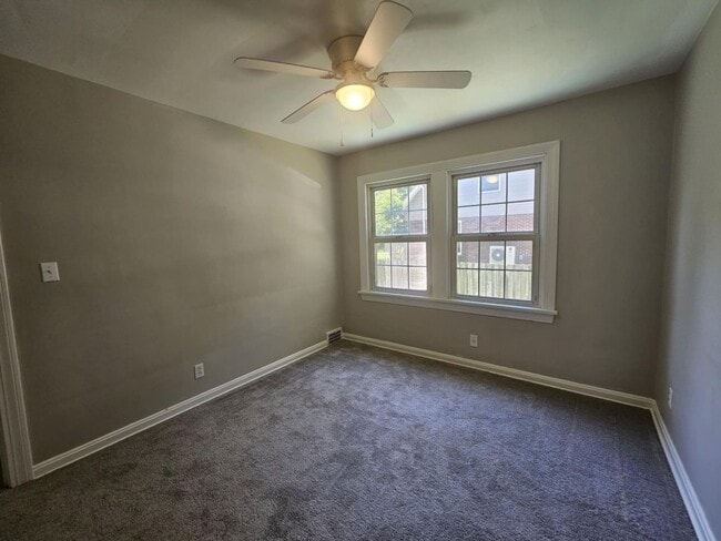 Building Photo - Spacious 5-Bedroom 2.5 Bath Home