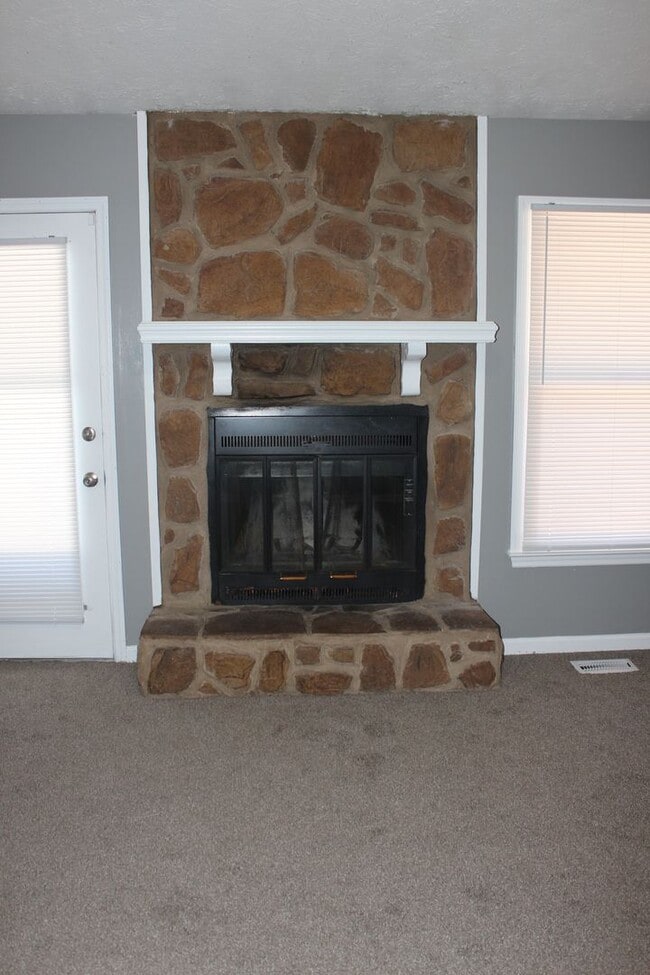 Building Photo - Lake Rim area