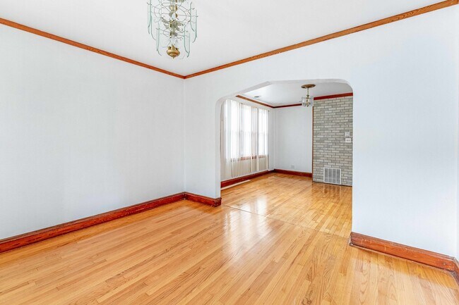 Building Photo - 2101 W 51st St